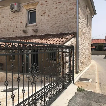 Apartments Mikulic *